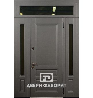 дверь с верхней и боковой вставками, оборудована тремя стеклянными вставками