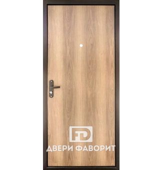 квартирная дверь с ламинатом и ручкой на планке