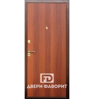 дверь в квартиру с ламинатом