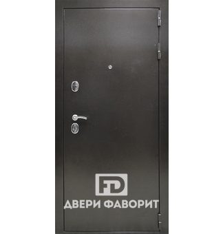 металлическая уличная дверь с шумоизоляцией усилена тремя петлями на подшипниках