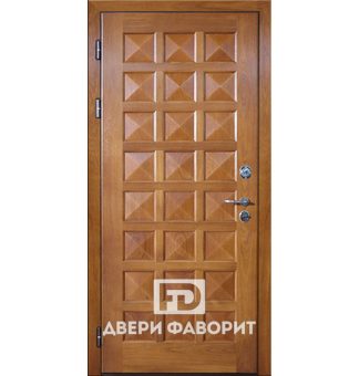 дверь для улицы с тремя петлями отделана мдф филёнчатым