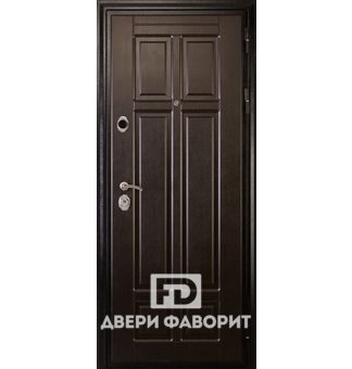 уличная входная дверь с виноритом в качестве отделки, оборудована тремя петлями